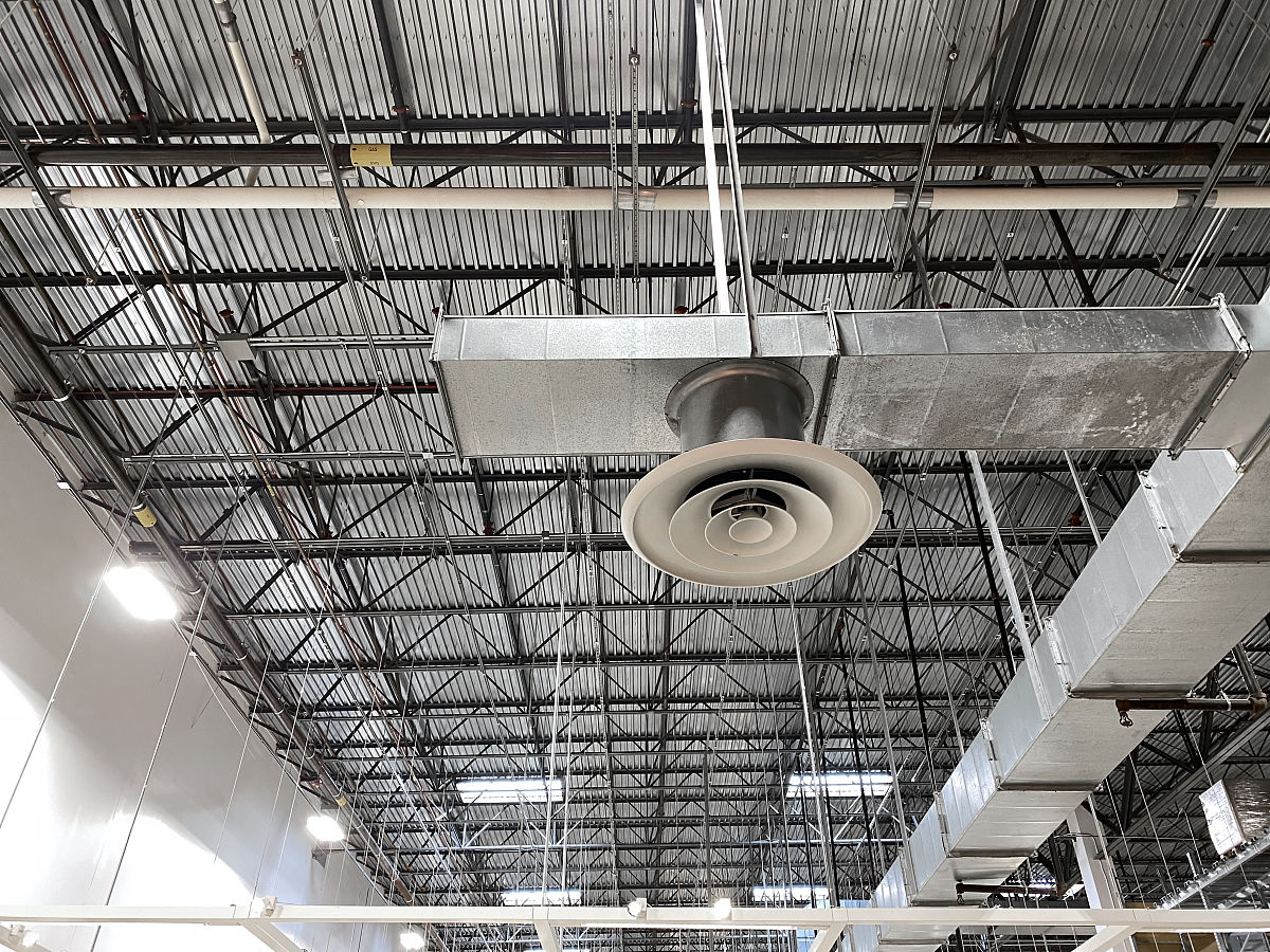 写一篇上海卢班通风安装圆拱型侧开排烟天窗的文案内容中要突出卢班的技术经验丰富