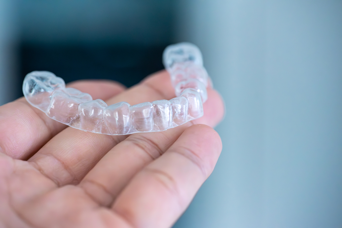 牙齿矫正器品牌为主题写一篇相关的文章和写一个相关标题