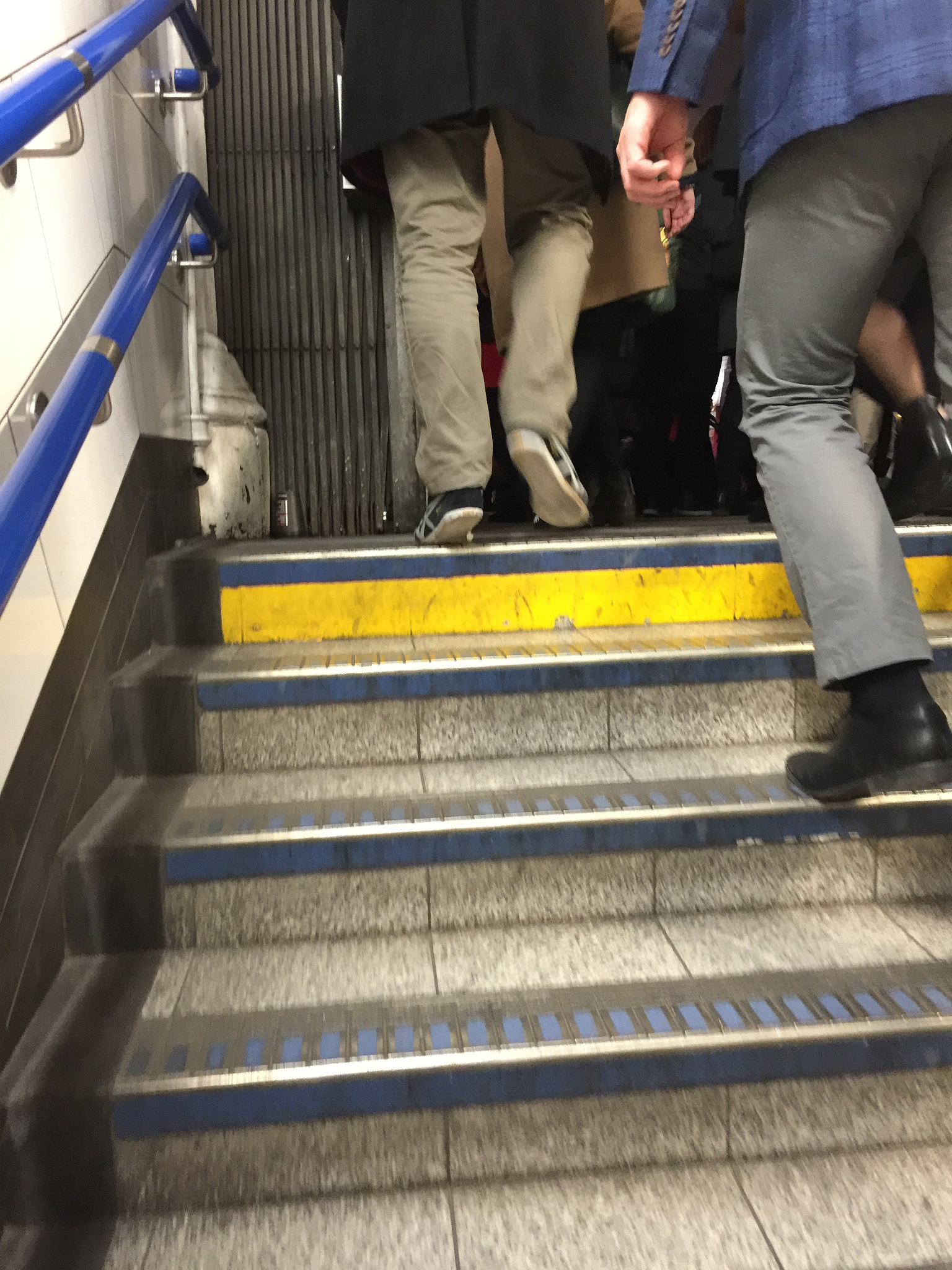 关于处理扶梯扶手带测速故障描述正确的是？ 检查扶手带测速传感器与测速轮金属片间隙2-3mm。 检查测速轮和扶手带是否同步转动 检查扶手带挠度及张紧度符合要求。 检查扶手驱动轮橡胶有无磨损橡胶是否大于7mm。