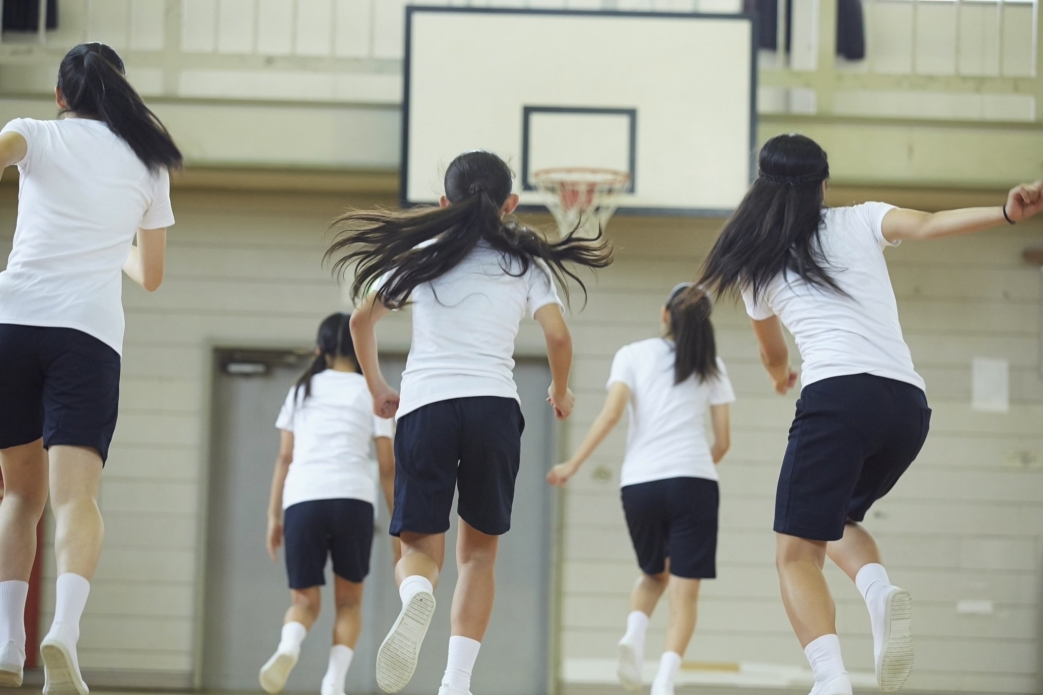 提供女大学生自我保护技能培训课程：与校园或社会组织合作在校园内或者社区场所开设防身术、自卫术等课程。课程内容包括基本的自我保护技能、突发情况的应对方法如如何脱身、寻找帮助等。课程可以每周举行一次每次持续1-2小时。通过与警方合作邀请专业的自卫术教师或警察进行教学以确保课程的专业性和实用性。将上述的建议再细节化每一个细节都要写清楚如何实施比如需要女大学生每周参加几次课开设什么课怎么实施需要和谁合作每