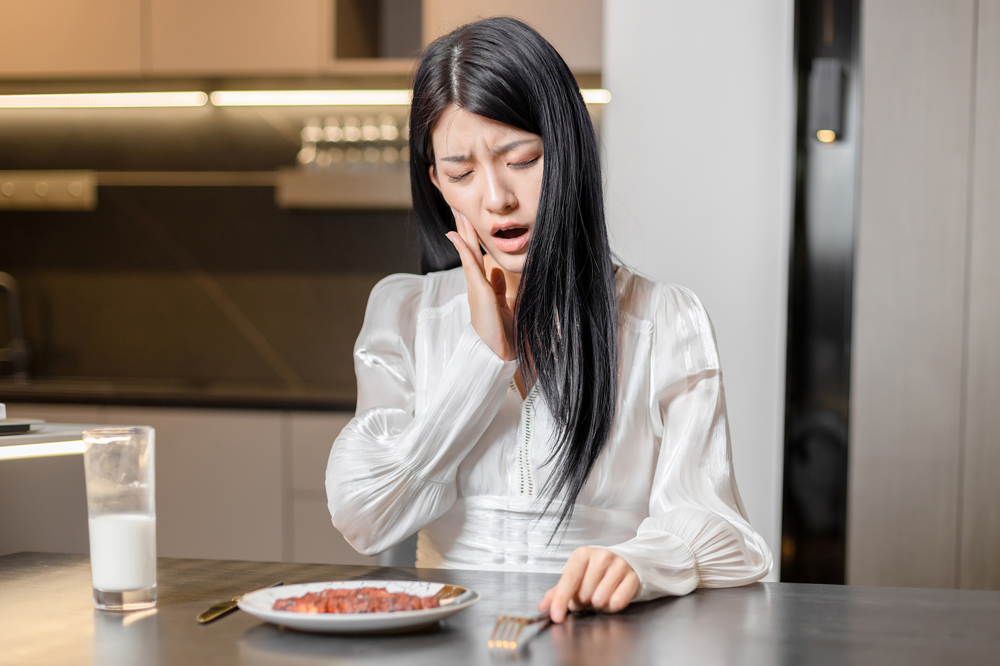 正在吃饭然后感觉牙痛的美女