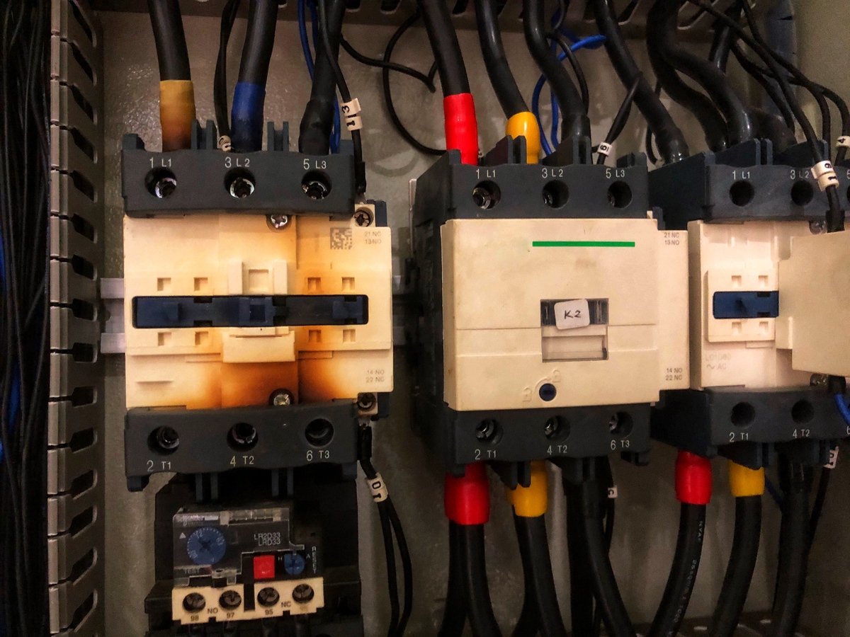 把这句话的意思换一种方式表达出来并不改变原来的意思自动重合闸装置应根据架空线路电压等级和用电设备情况进行安装以确保在断路器存在的情况下当用电设备需要自动投入时能够自动重合闸。对于低压侧不带电源的降压变压器也应考虑装设自动重合闸装置。在必要的情况下还可以采用母线自动重合闸装置来应对母线故障。对于330～500kV线路一般情况下应采用综合重合闸装置。