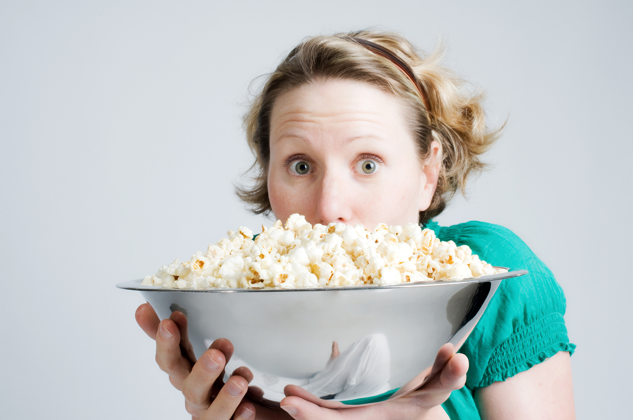 贵州中医学院校徽解读：钟楼与手托碗花象征中医药精髓