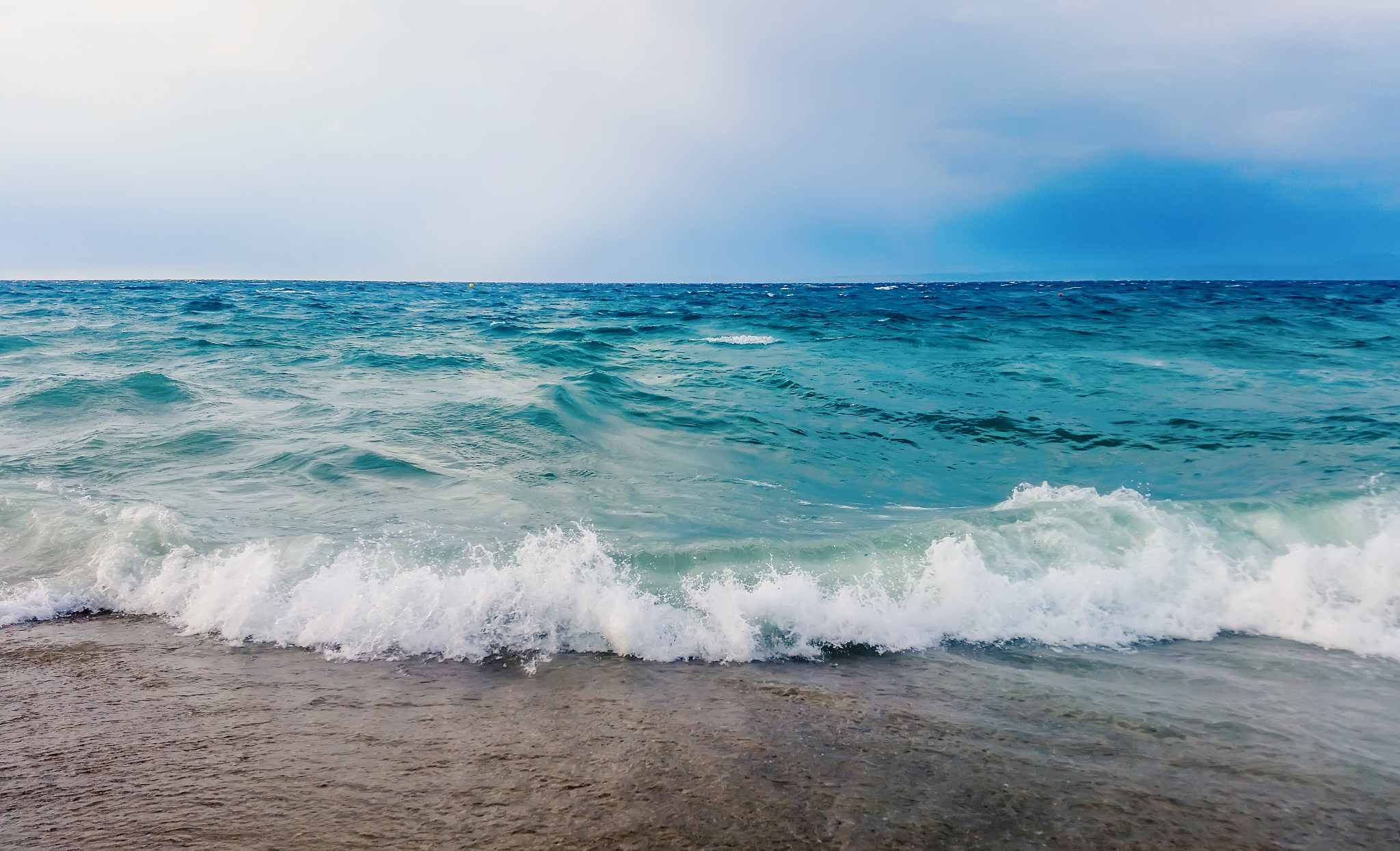 浪花拍击着沙滩改为拟人句