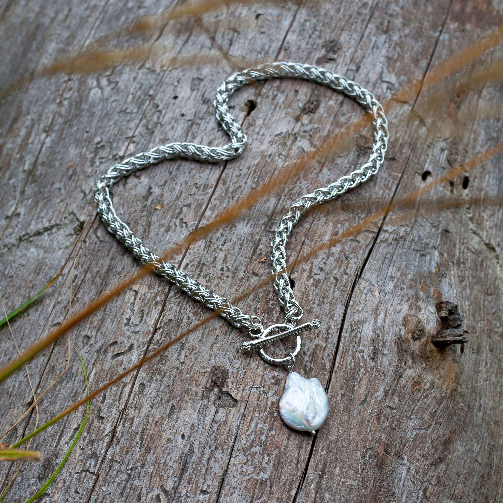 写个的品牌文化稿主题是MEWIN首饰主要卖银饰。并想一个广告语。 提供一系列品牌方案。