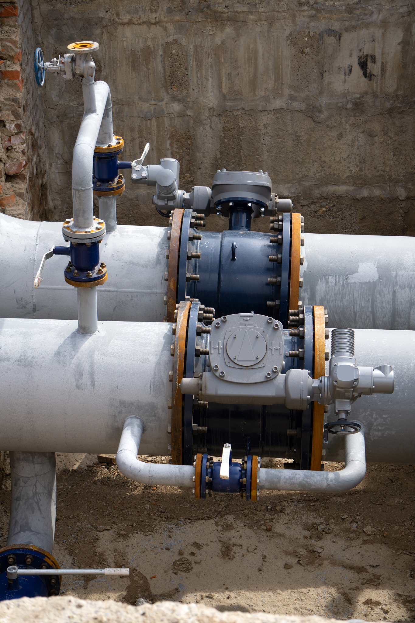 离心泵打不出水的原因有哪些1 泵进口或出口管道堵塞或漏水。2 泵运转方向不正确。3 泵叶轮或泵轴损坏或卡住。4 泵的进口或出口阀门关闭或卡住。5 泵进口或出口管道的气体或液体压力不足。6 泵的吸入高度超过了允许的最大值。7 泵的密封件损坏或失效。8 泵的电机故障或电源故障。9 泵的润滑油不足或污染。10 泵的泵体或管道存在漏水现象。简答