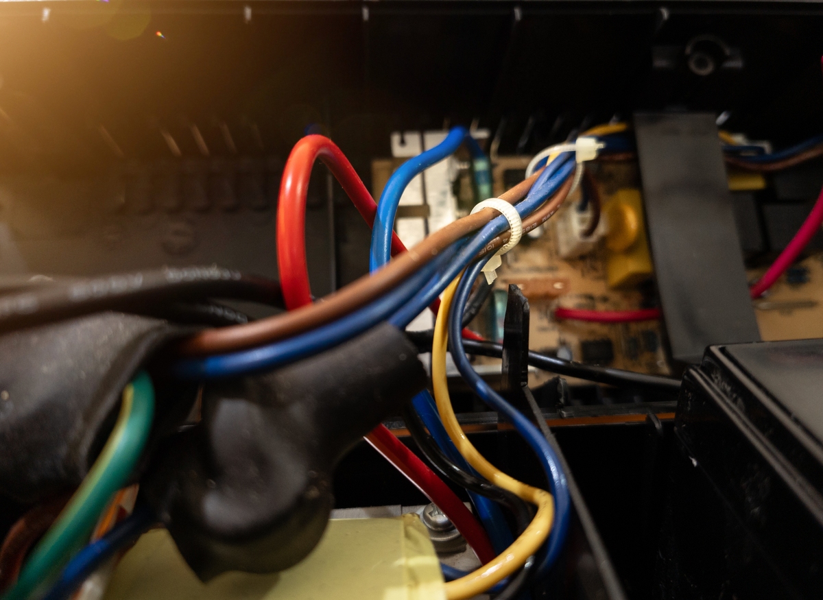 汽车低音炮的正相反相怎么区分原车加装低音炮衔接不上后面嗡嗡声 200字