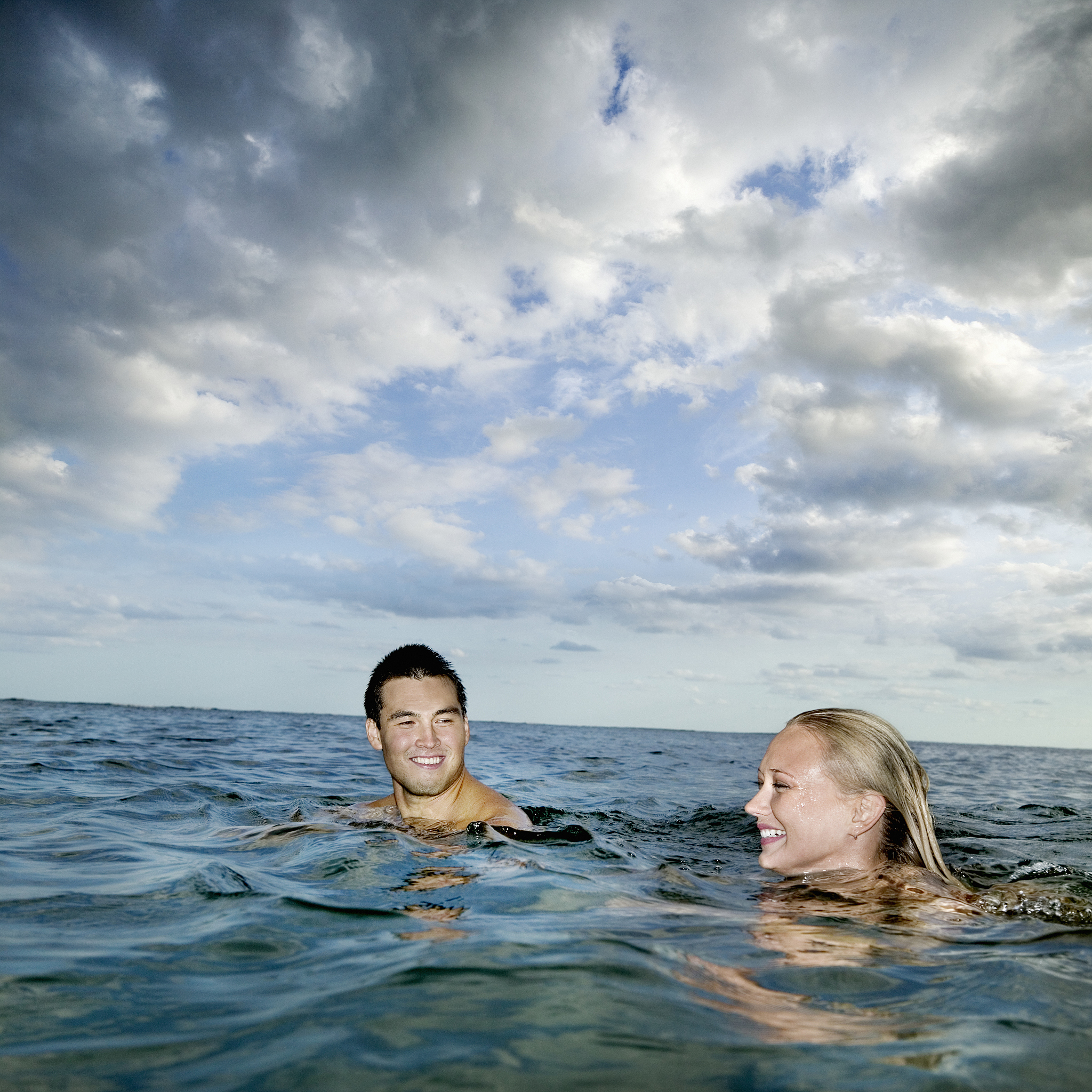 帮我写一下以下每件事情50字的感想1 今天放学后和好朋友一起去了游泳池玩得非常尽兴。2 下午在宿舍看了一部电影故事很感人让我感到很温暖。3 晚上去北亭村吃了我最喜欢的烤鸡翅真是美味极了。