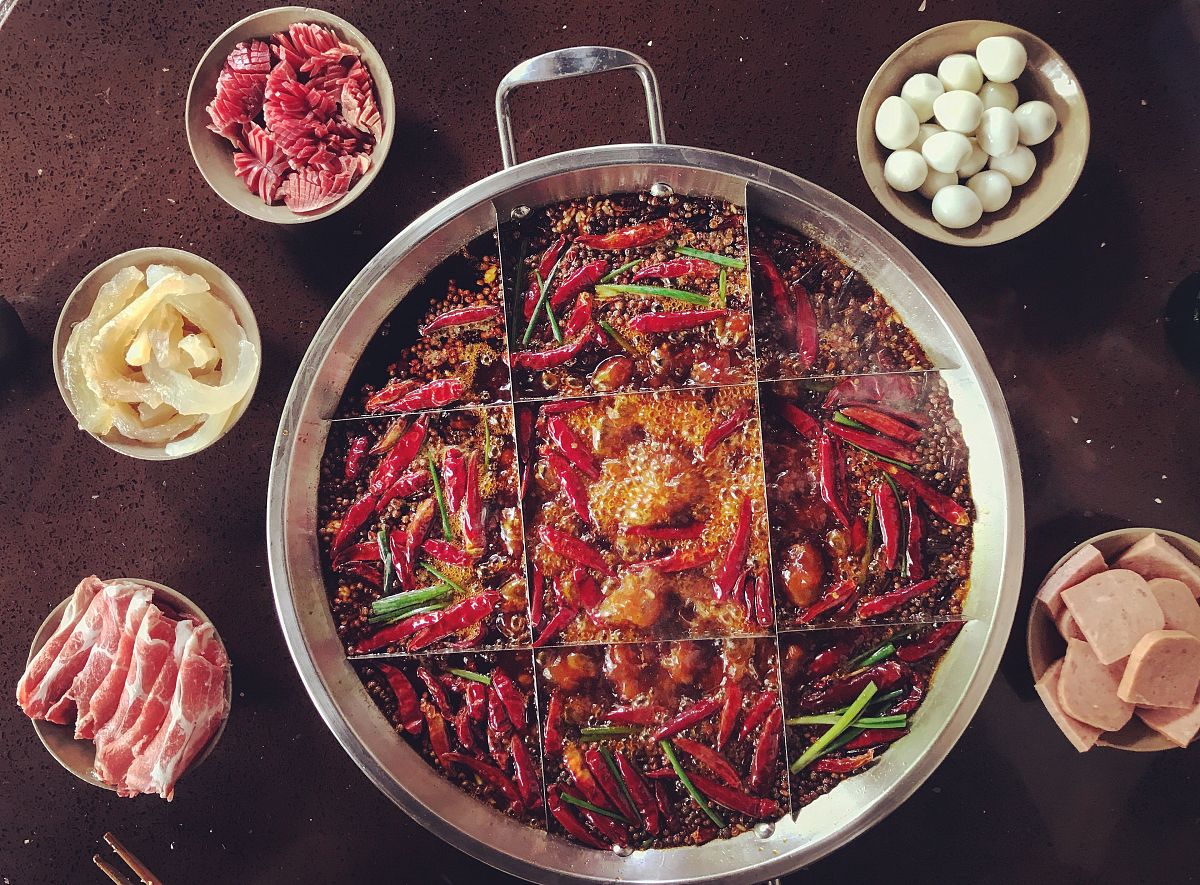 重庆火锅：麻辣鲜香，体验中国美食文化