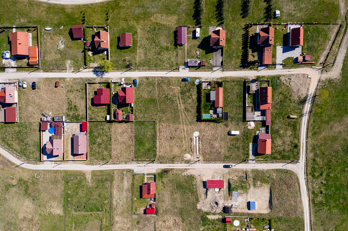 假设你是一位即将毕业的大学生正在写毕业论文但是重复率太高需要降低重复率请用中文对以下内容进行改写：这个项目提供了作战地域内大量的地貌、植被、道路、水系、建筑物和桥梁等信息并建立了欧洲部分地区真实的地形数据。基于这些数据美国研发了多兵种战术训练系统CATT该系统提供多种战场环境要素使参训人员能够在逼真的虚拟战场环境中进行对抗训练。