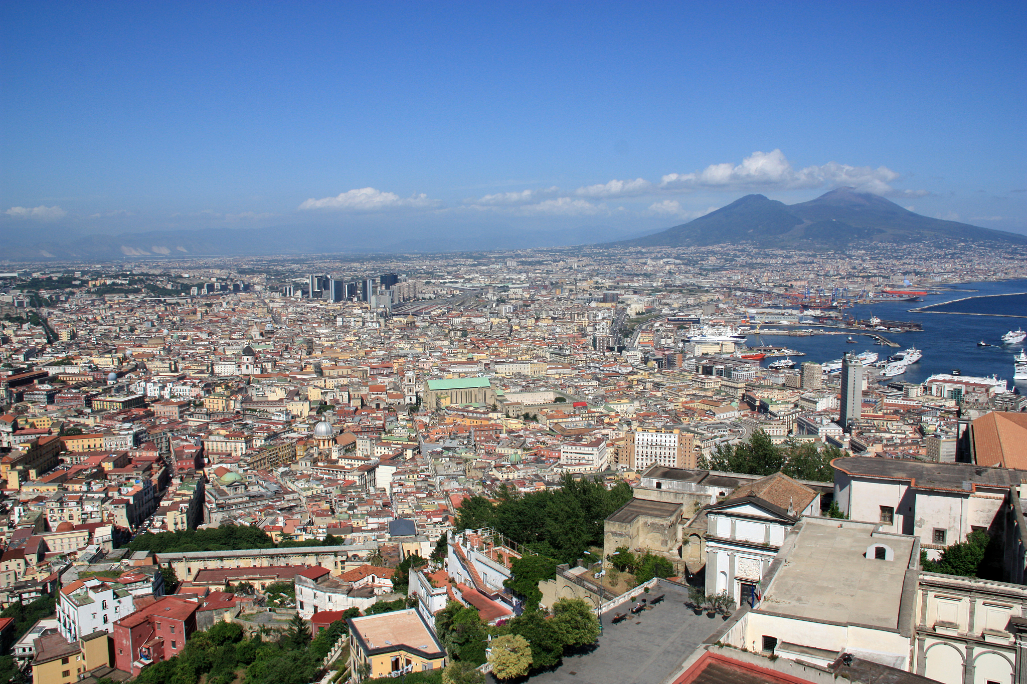 stunning view on tnapoli, seen from the castel sant'elmo in napl
