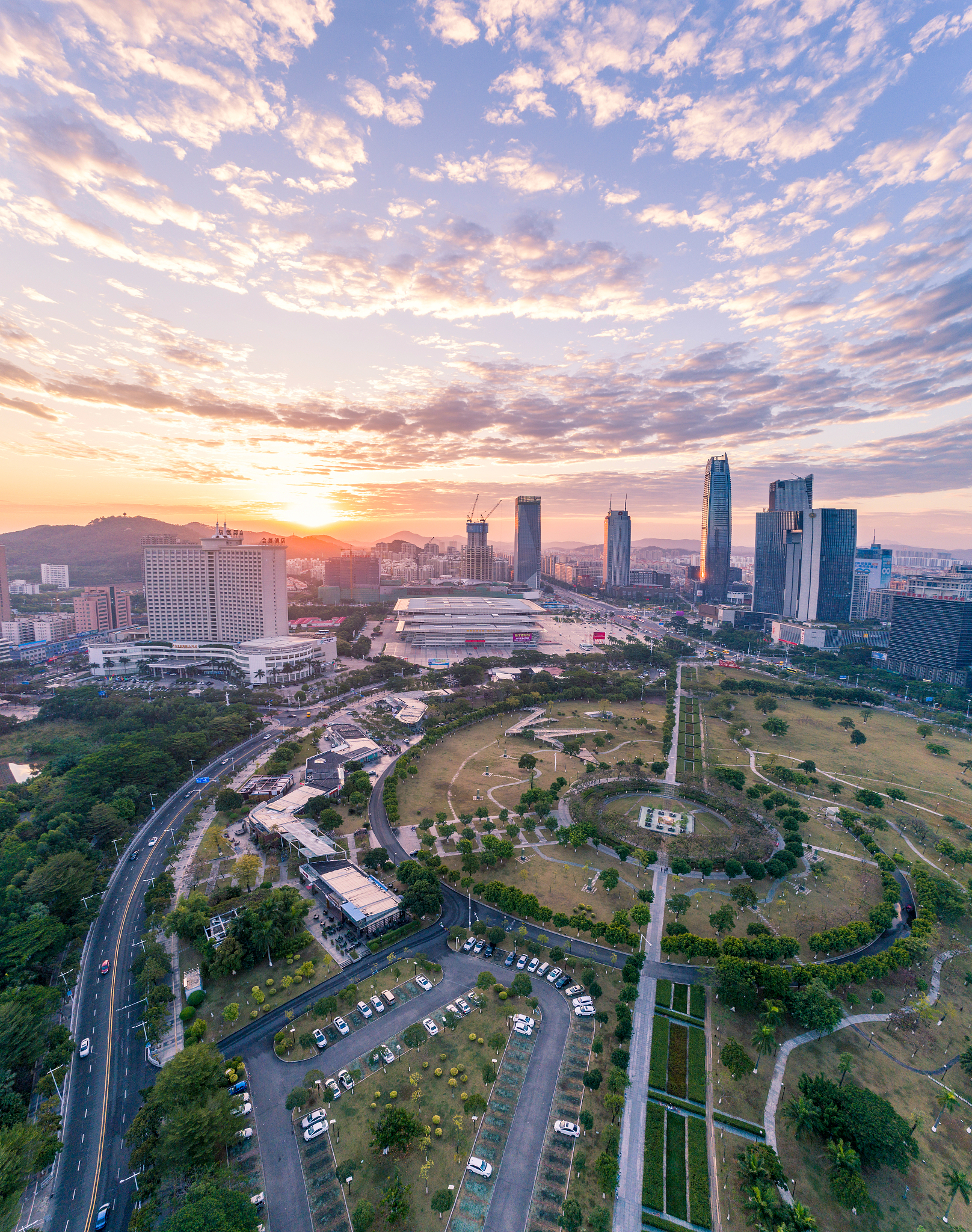■1保护民营经济发展的无为温州民营经济的发展有着自身的动力和内因而政府的无为为之提供了重要的外部环境。温州市市长曾说在温州凡理论和实践发生矛盾时先服从于实践。于是个体工商业、服务业、家庭工厂、挂户经营、雇工经营、买卖合同、长途运输等只要上面不管就都让它发展。■21984年在平阳县钱库镇出现了私人钱庄。当时中国人民银行要求坚决取缔而温州各级政府因为考虑到钱库镇当时经济发展的需要并没有强制取缔而是在争
