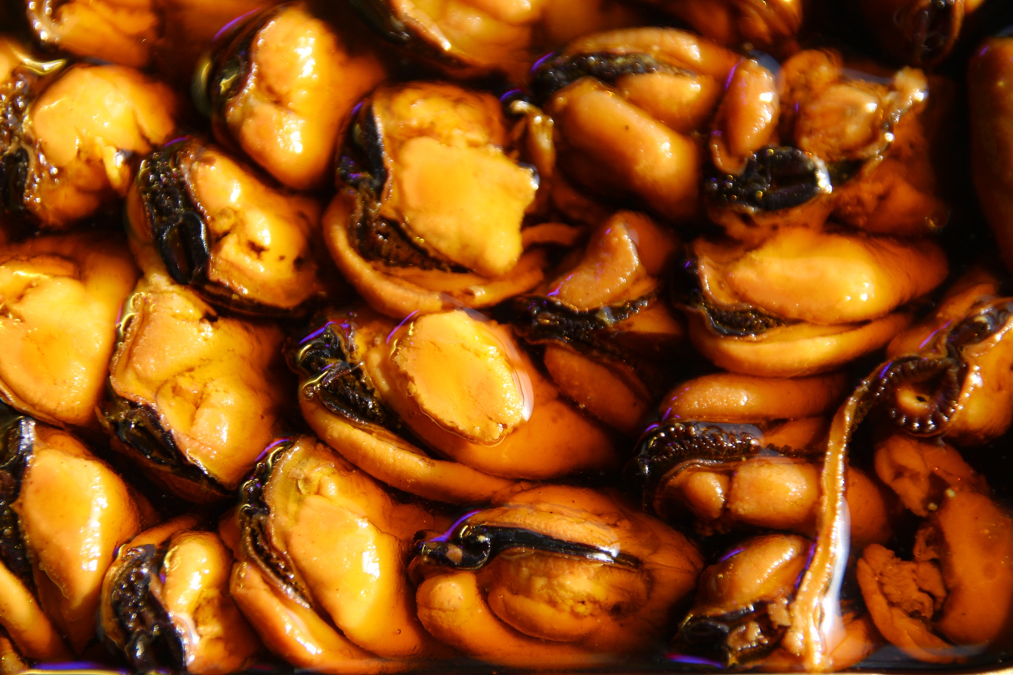 回答我几个问题：锌是什么、缺锌有什么影响？锌如何补充？什么食物含有锌？