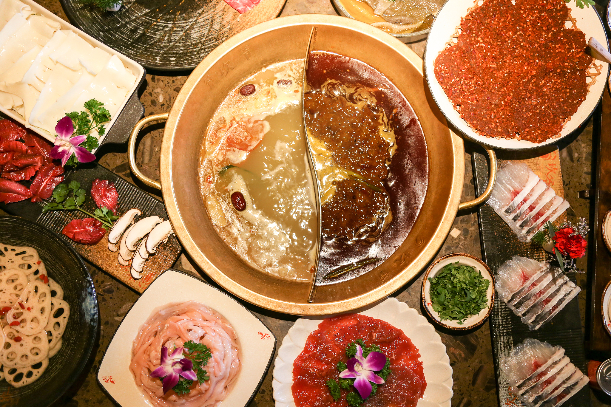 重庆洞子火锅：麻辣鲜香背后的神秘传说