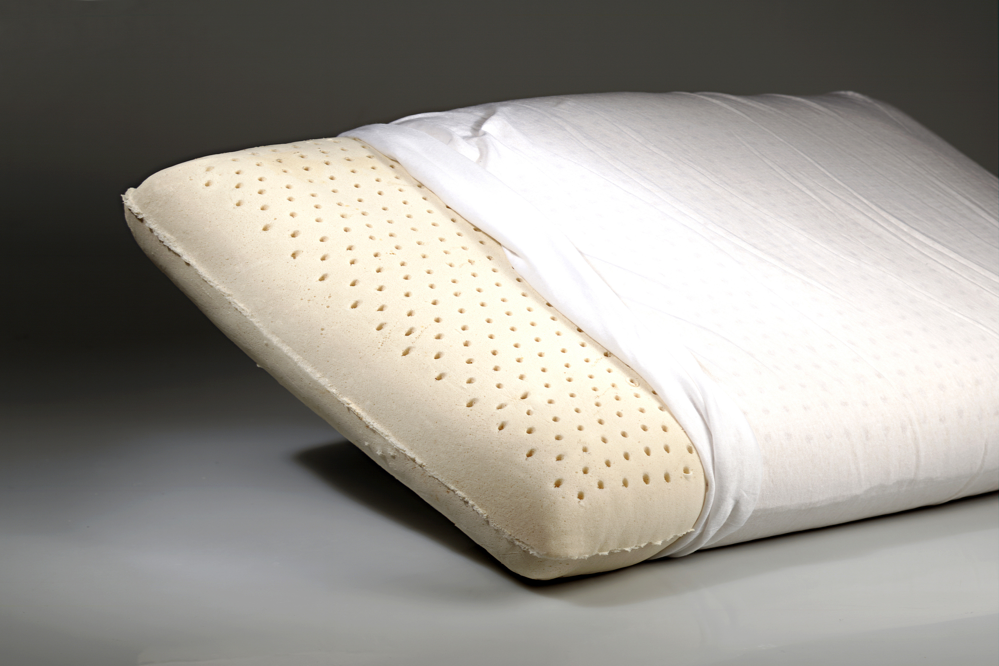 你好您好！有什么可以帮到您呢？可调节高度睡枕研究现状近年来随着人们健康意识的提高可调节高度睡枕得到了越来越多的关注和应用。目前市面上的可调节高度睡枕主要分为两种类型：1泡沫材料 这种睡枕通常由聚酯泡沫或记忆泡沫制成以提供柔软的支撑力。可以通过抽取或添加填充物来调节高度。这种睡枕适合需要适应不同身材和睡姿的人。2填充材料 这种睡枕通常由小颗粒填充物如小豆、小米、玉米芯、小麦皮等制成通过加减填充物来调