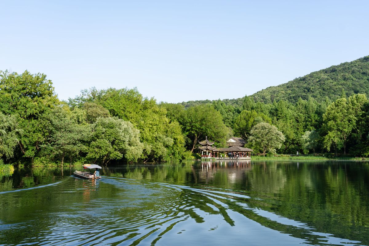 萧山凤金山帮我用200字详细描述