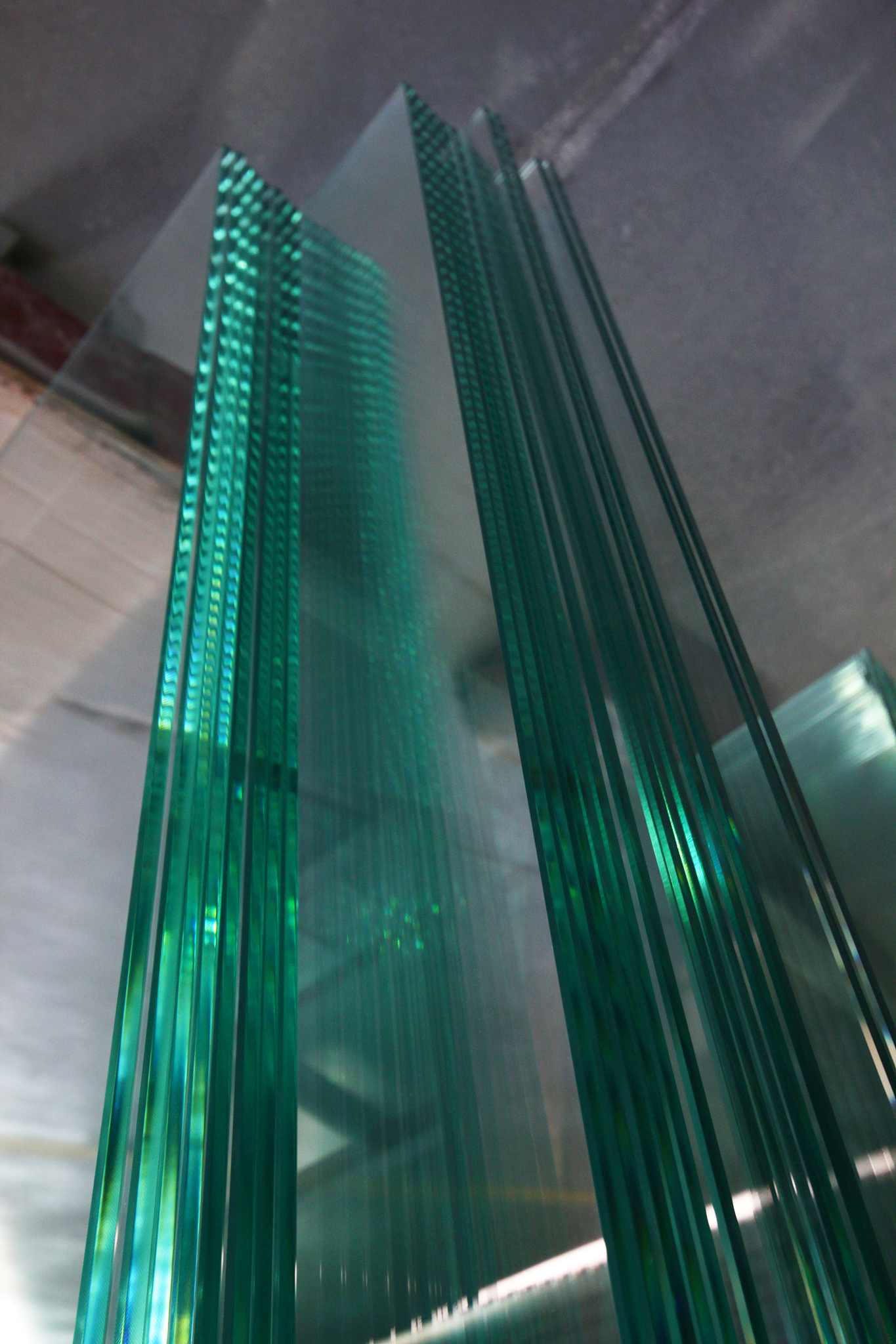 夹层玻璃怎么处理才能看不见两片玻璃中间的胶片