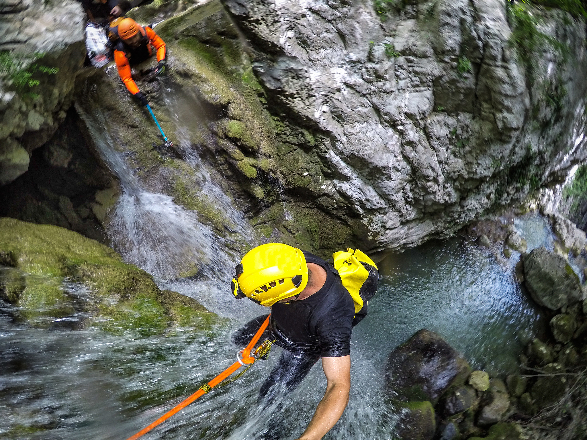 探险之旅：溯溪、瀑降、玩水跳水，感受自然力量