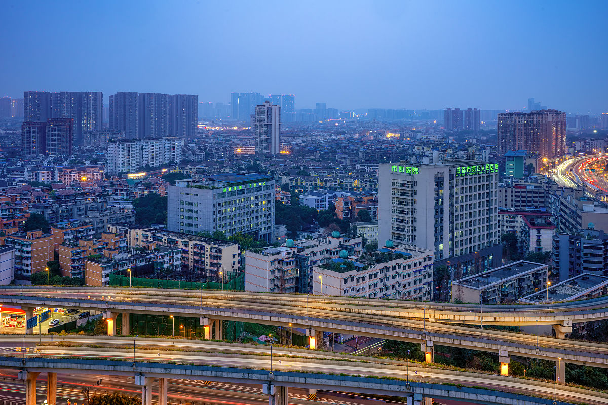 夜晚的城市现代立交桥