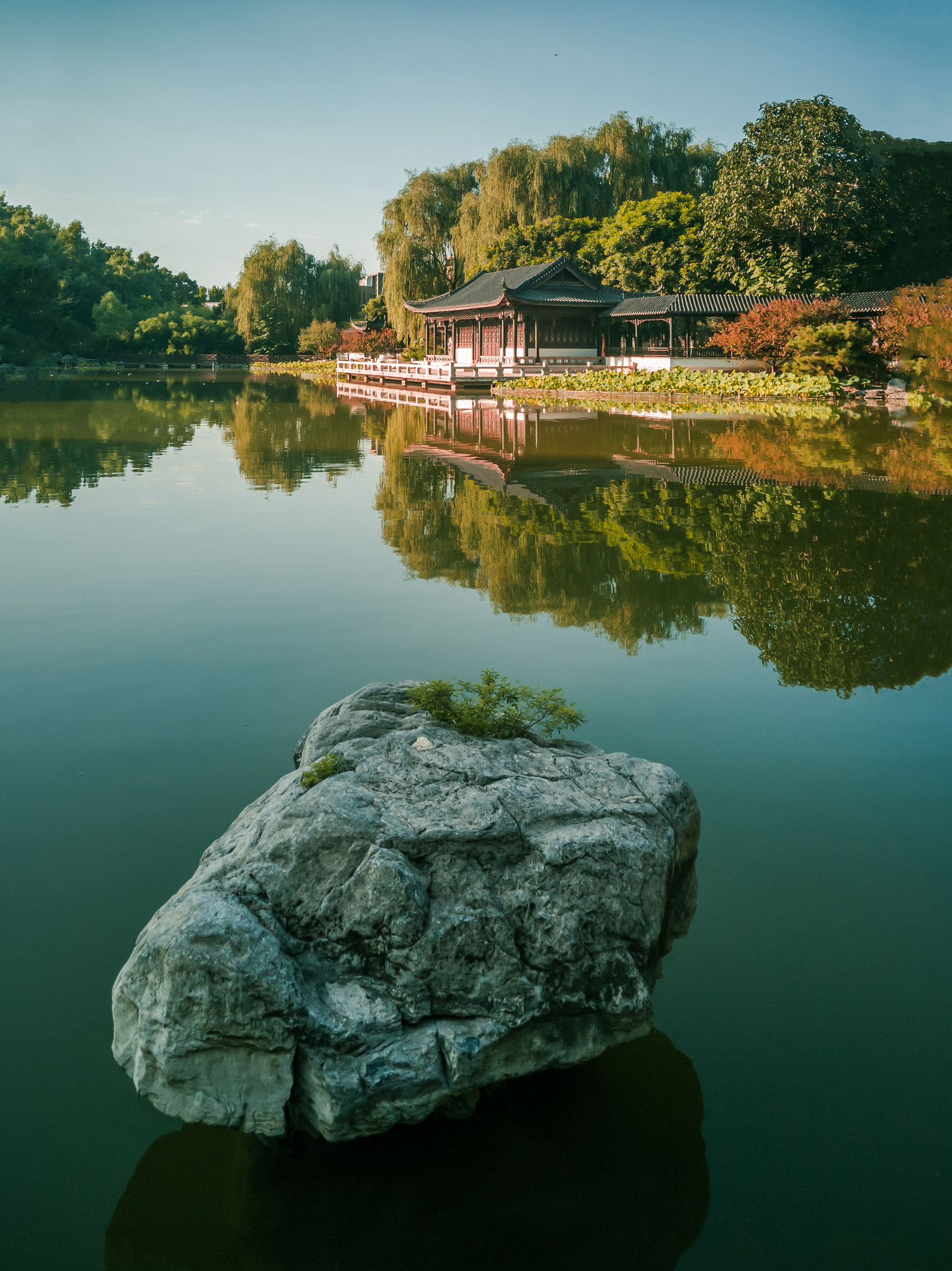 蓝天、小湖、亭子与山坡的摄影作品：如诗如画的意境之美