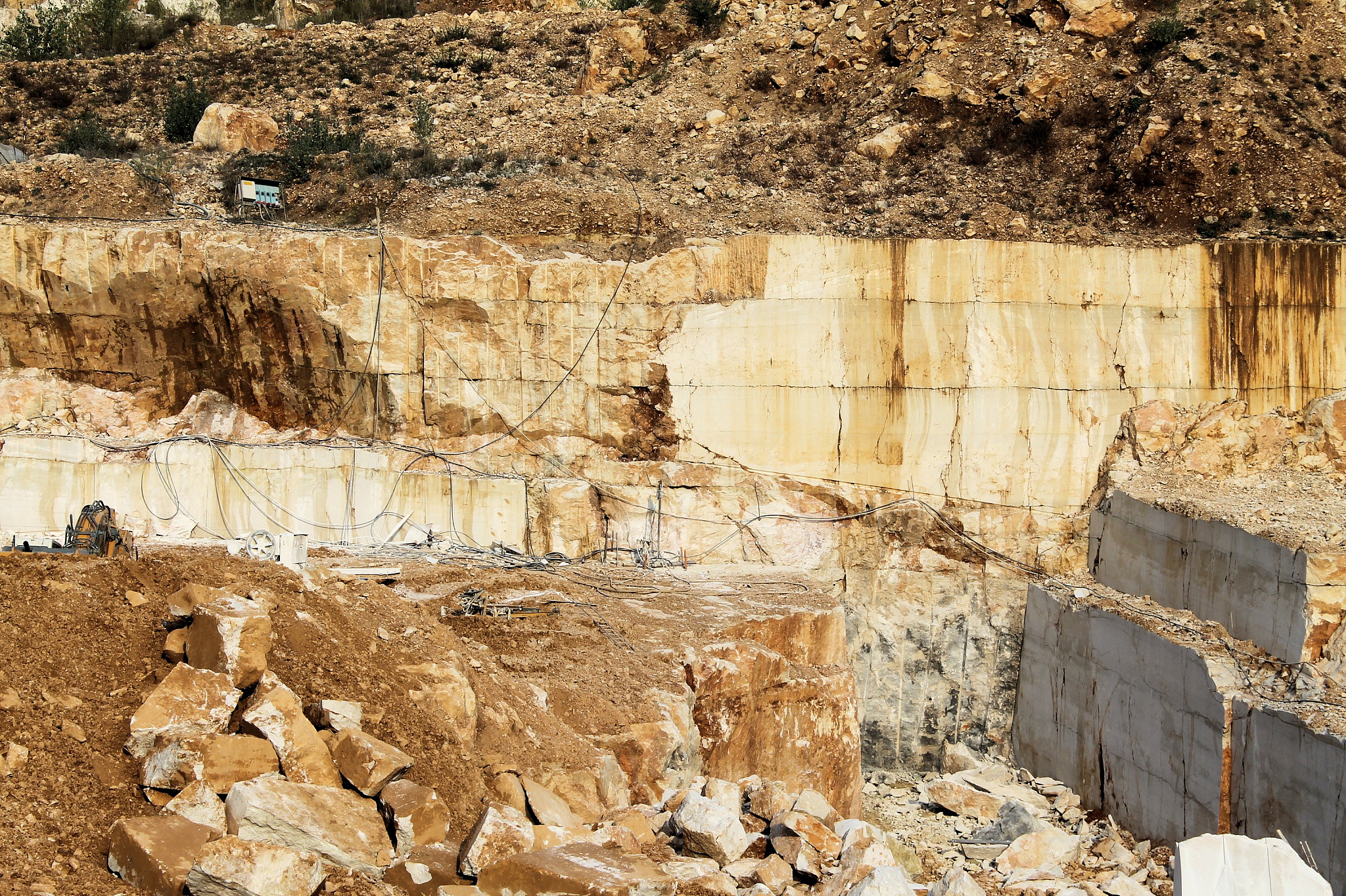 重新梳理这段话的结构：针对采场开采诱发上盘紧邻断层破碎带滑移的特点开展了平行四边形采场围岩剥落过程、破坏机制及起裂条件的物理模型试验研究。通过高速摄影机、分布式光纤传感、声发射系统和VIC-2D平面应变测量技术监测采场周边围压的力学响应。多种监测手段捕获的围压剥落破坏瞬时过程中变形、声发射信号、裂纹扩展等信息为研究断层对采场开挖的采动作用的影响提供支撑。通过改变开挖的次数、断层的倾角、断层的厚度、