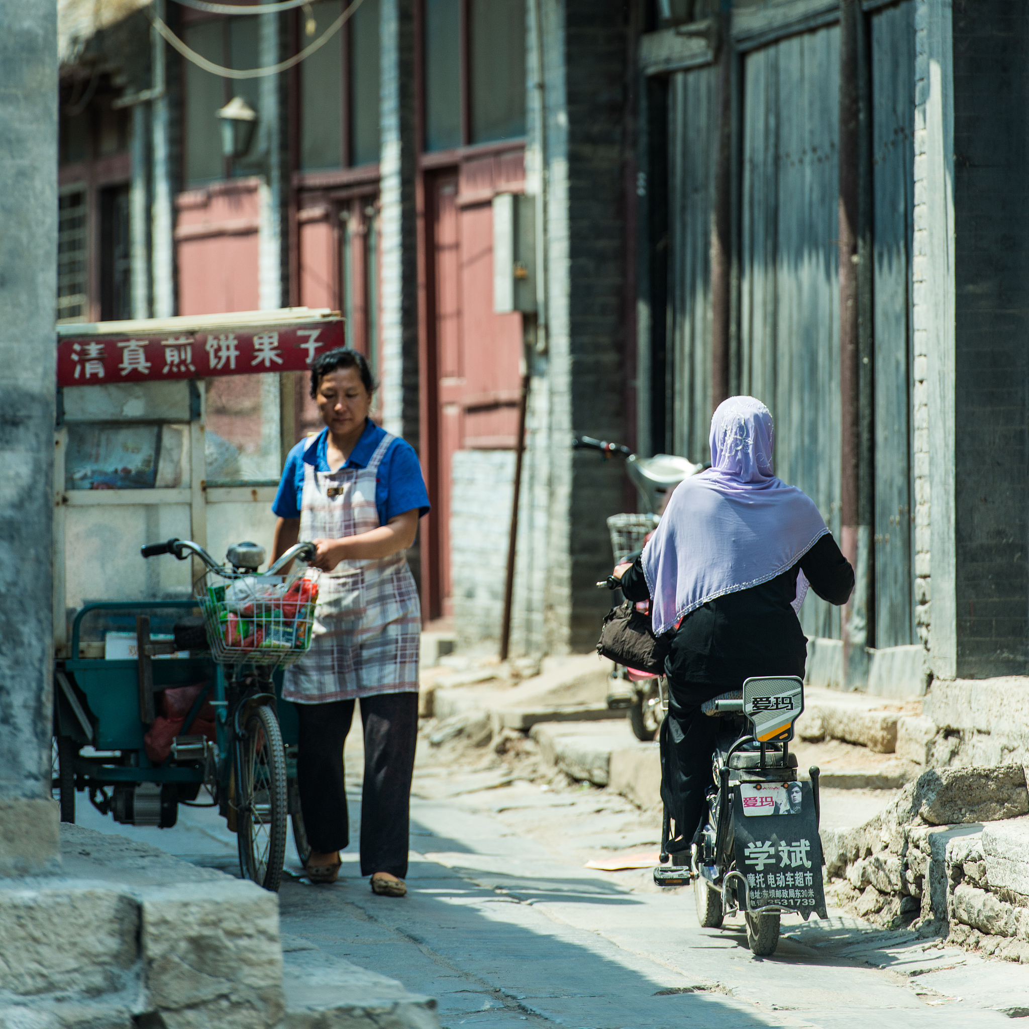 写一篇主题关于最熟悉的陌生人的人物传记