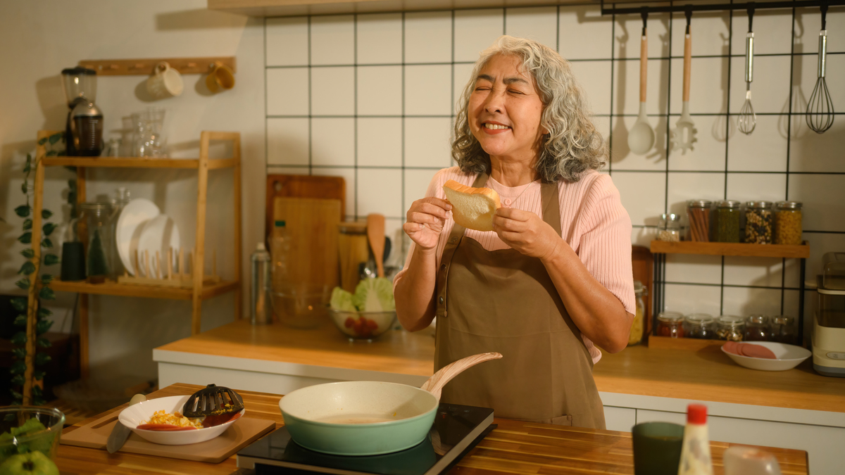 请描写一下非常美的月色下厨房内一个老婆婆再和年轻人谈心的画面