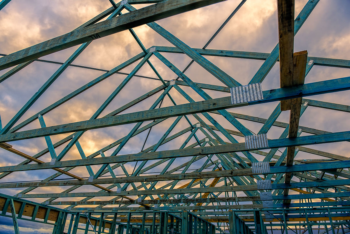 轻量化桁架设计：基于应力、挠度和屈曲约束的优化