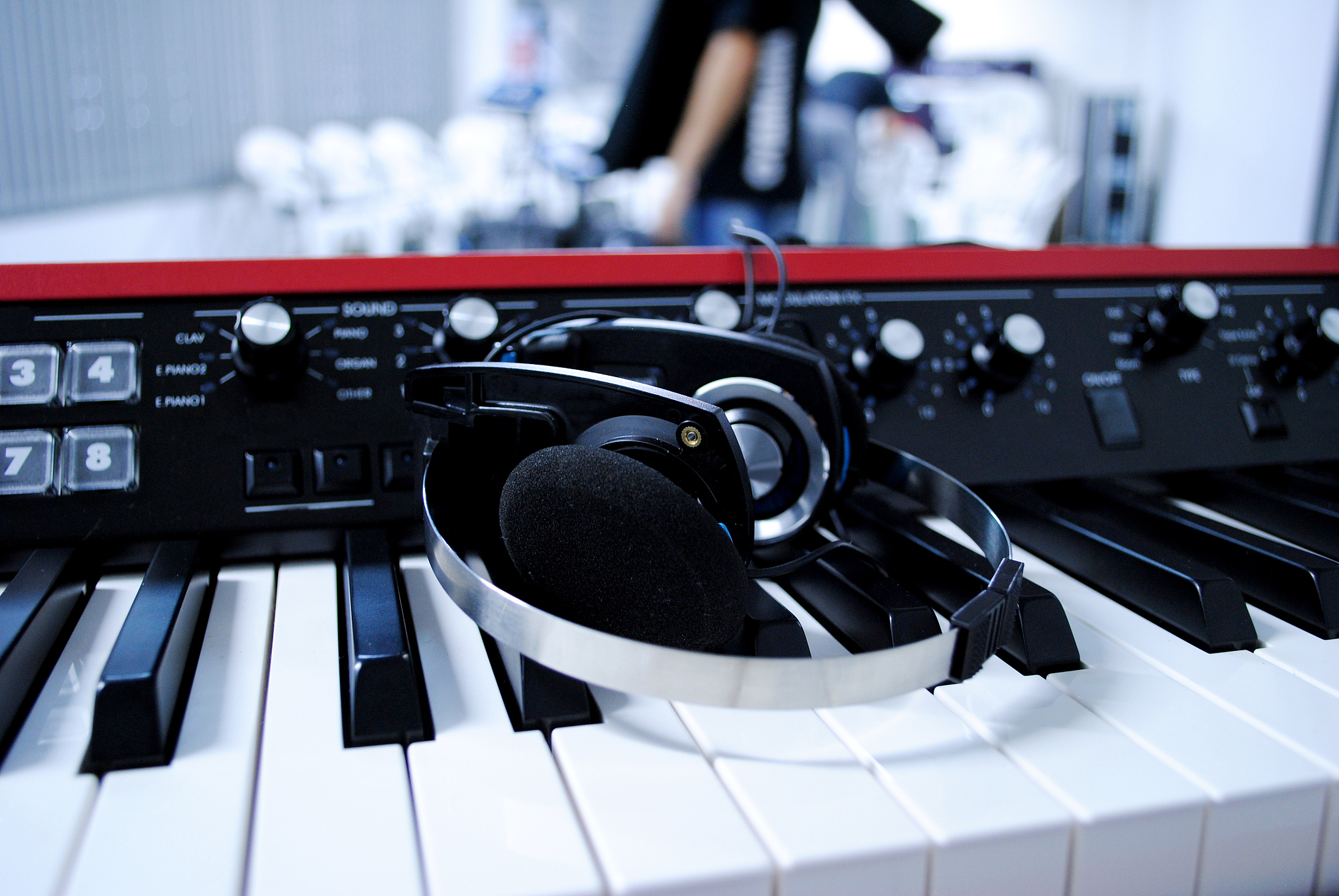 钢琴能弹奏所有歌曲吗？