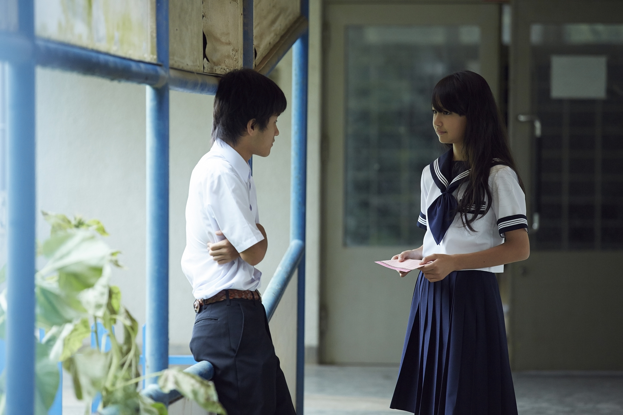 我曾经喜欢过一个女生6年级时现在好像也还喜欢当时可能互相有好感下课放学时经常在楼梯对视。但是后来她主动告诉我她有男朋友了让我不要喜欢她了。而现在她分手了下课放学还是会和我对视