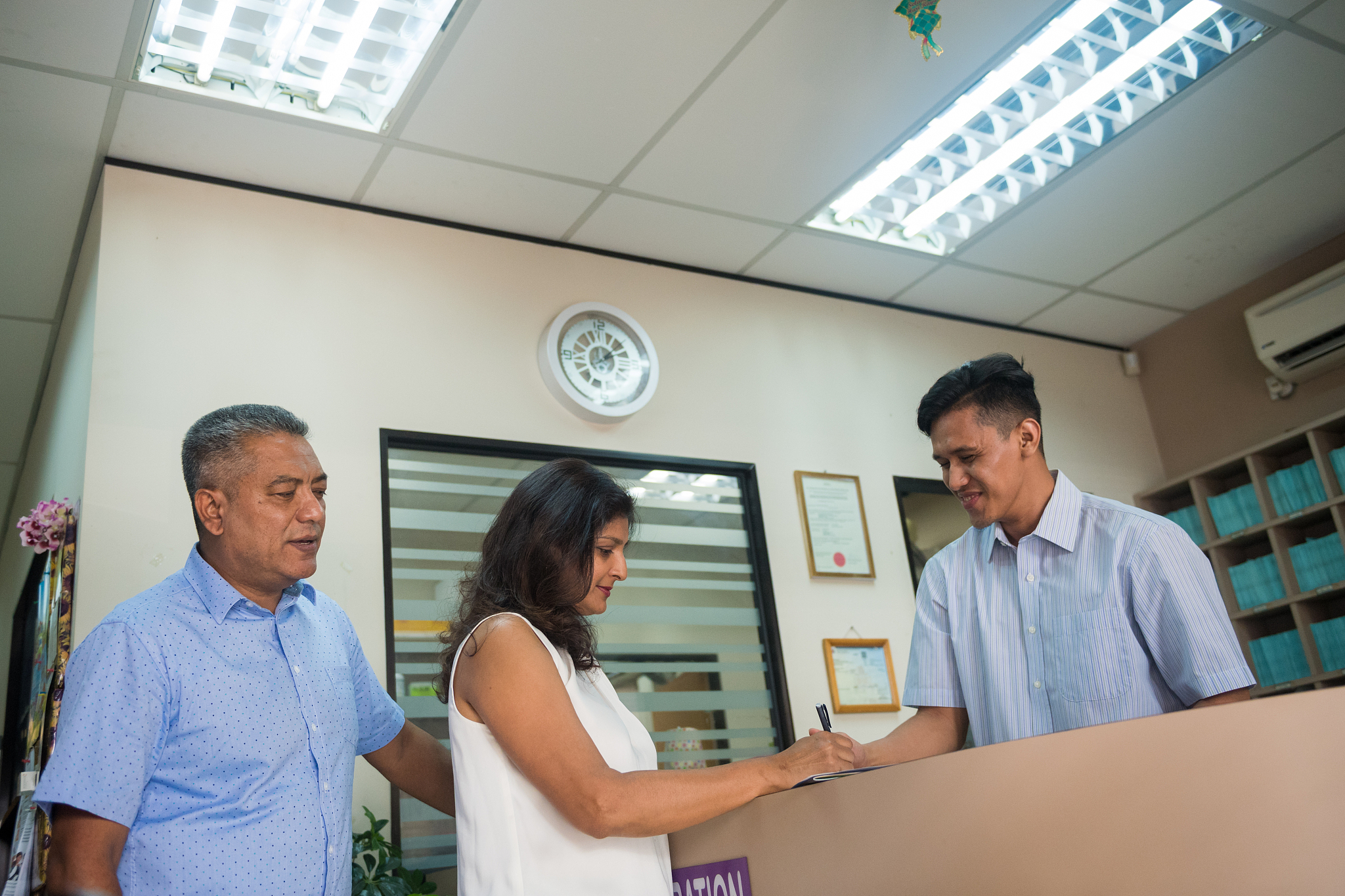 以如下文字为基础写一段英文自我介绍：潘一帆河北大学生命科学学院助理研究员。于2019年和2022年在大连理工大学和中国科学院大学获得硕士和博士学位。目前在中科院院士康乐领导的环境适应与生态基因组学研究组就职。主要研究方向为跨物种毒性效应关联与预测。