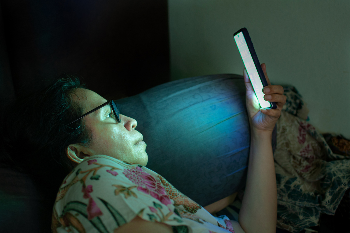 黑暗中看手机对眼睛有什么伤害