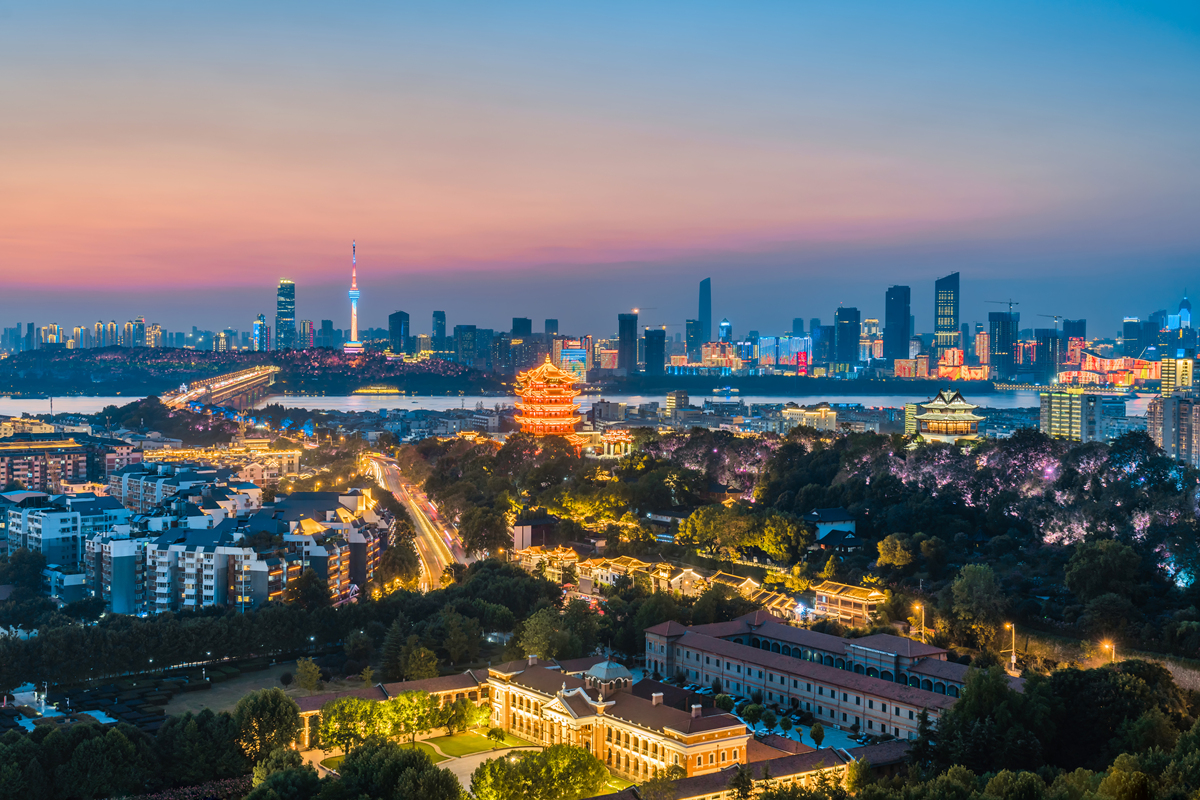 中国湖北省武汉市的黄鹤楼夜景,长江大桥