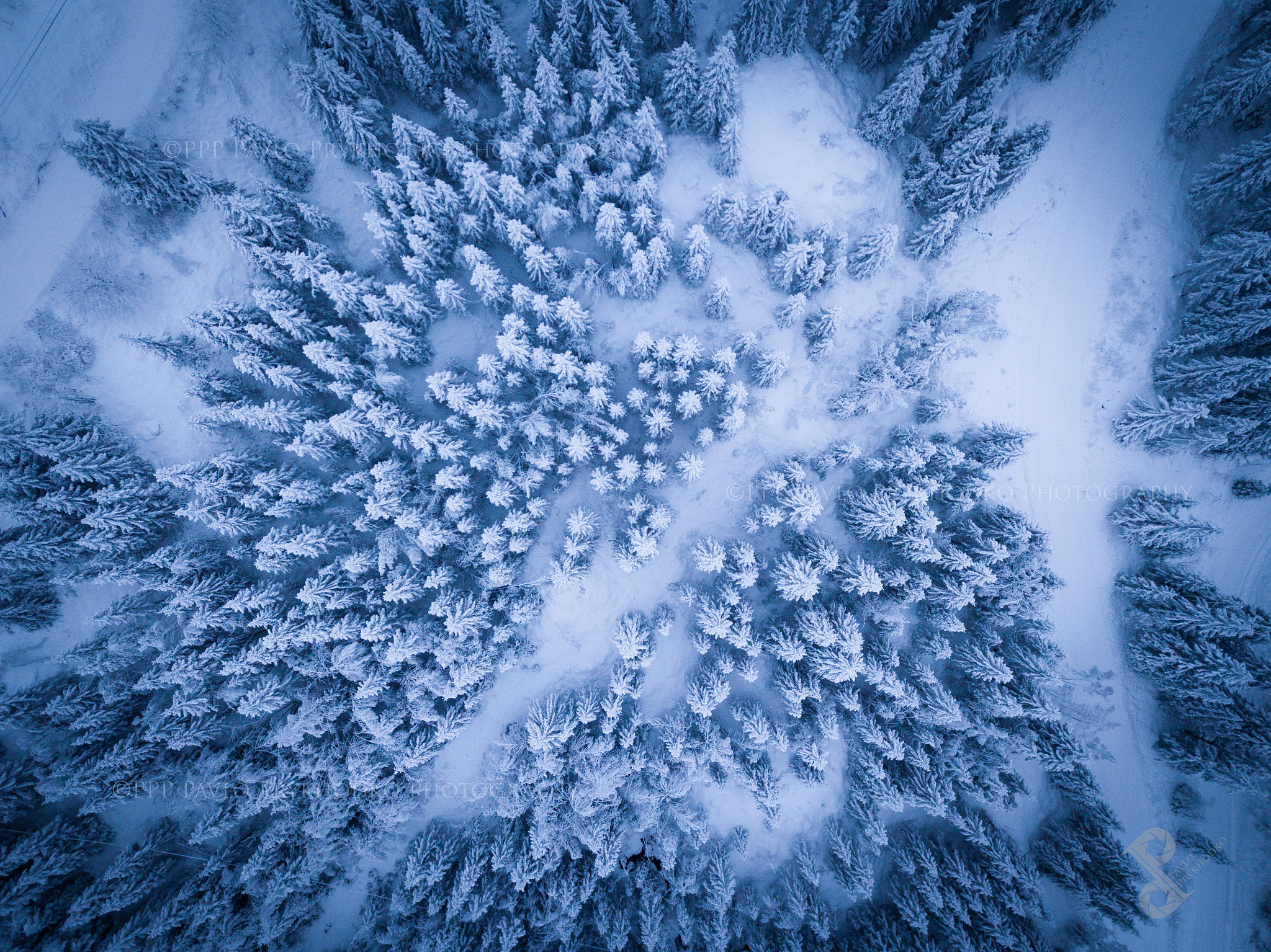 雪雪是一种白色的冰晶由于水分子在低温下结晶形成。雪落地时会因为自身的重量、空气阻力等因素而形成各种形态的雪花例如六角形、星形、扁平形等。雪在人们的生活中扮演着不同的角色可以用来进行各种冬季运动和娱乐活动也可以造成交通堵塞、灾害等问题。在某些文化中雪被视为纯洁、神圣和美丽的象征。提炼出这段话的关键点和结论：业财融合是指在企业内部进一步实现业务部门与财务部门的有效对接进一步促进企业业务活动与财务活动的