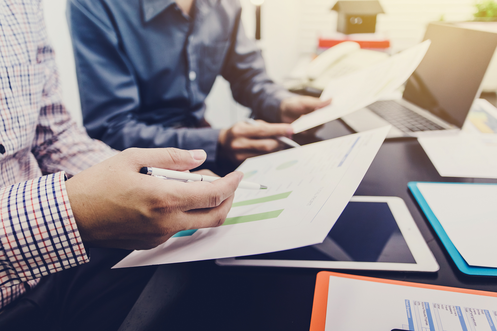 hand of businessman holding the pen point to the graph informati