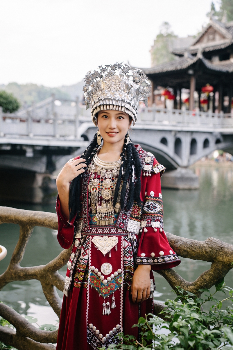凤凰古城苗族少女传统服饰写真 - 8K超清特写