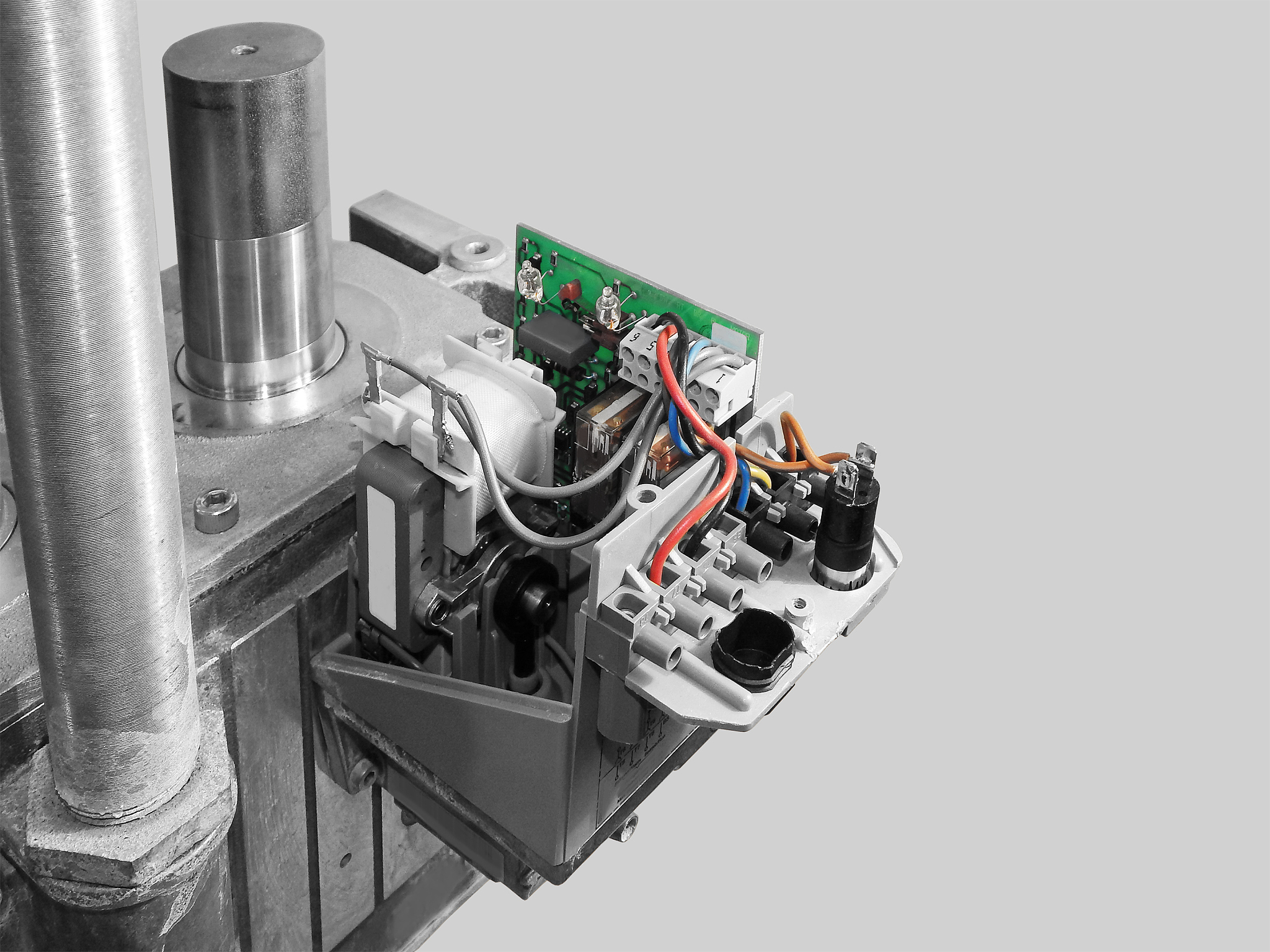 How does an auto transformer work in an electric machine