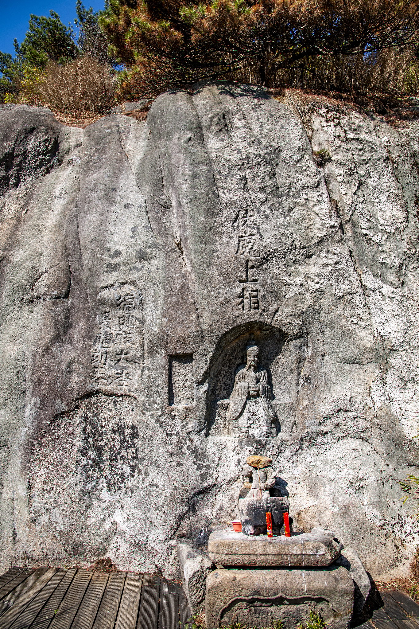 游客的旅游活动不仅限于大佛而且在周边地区进行。这是由于该地的景点相对集中