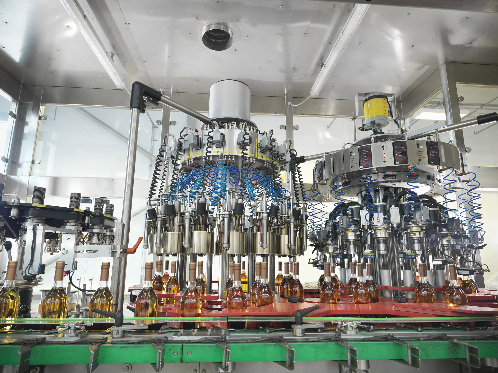 灌装：将液体或半固体物质装入容器的过程