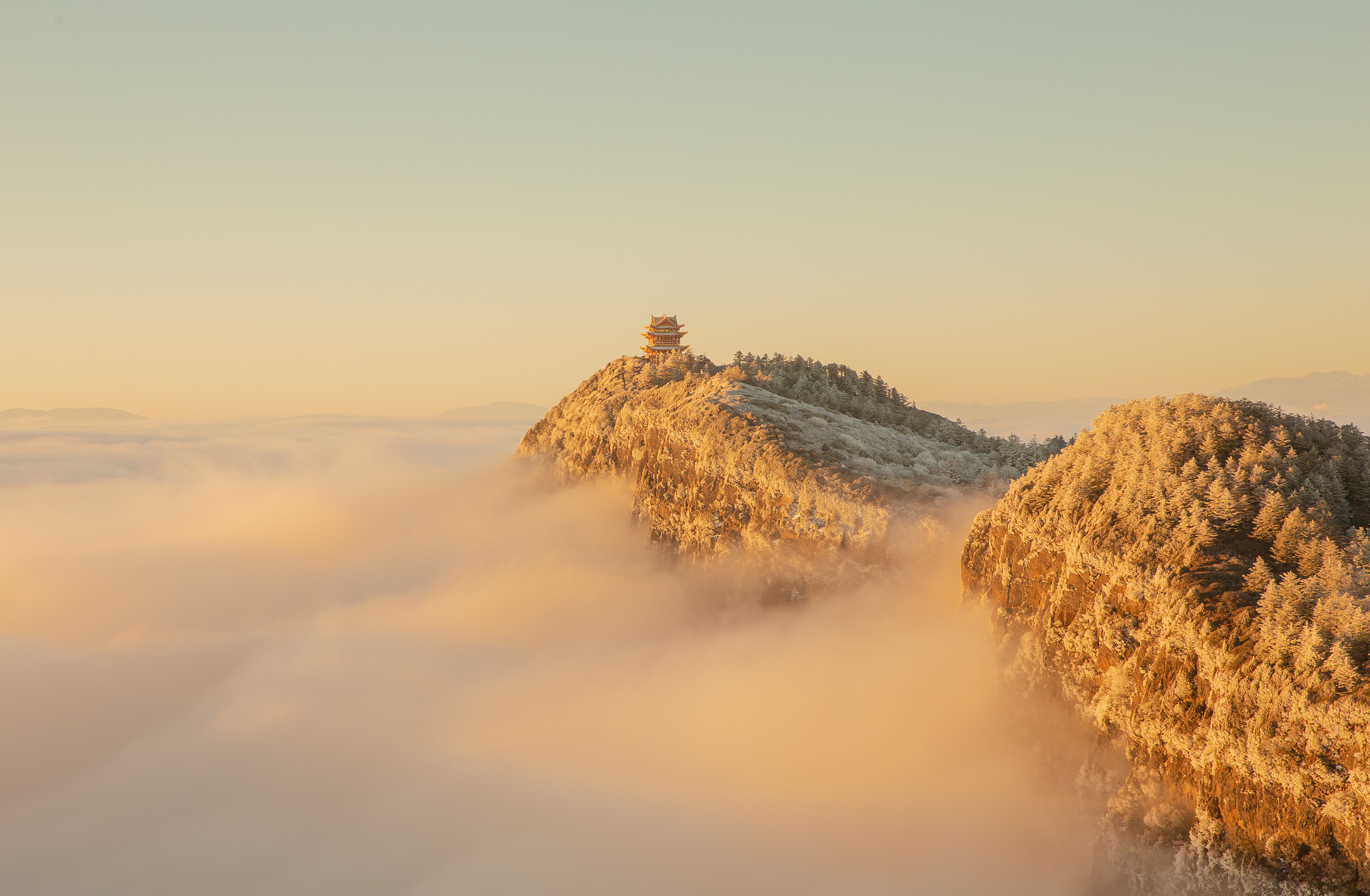 推荐几条峨眉山徒步爬山的路线说明路线长度并帮我做出预算并且要在金顶看日出