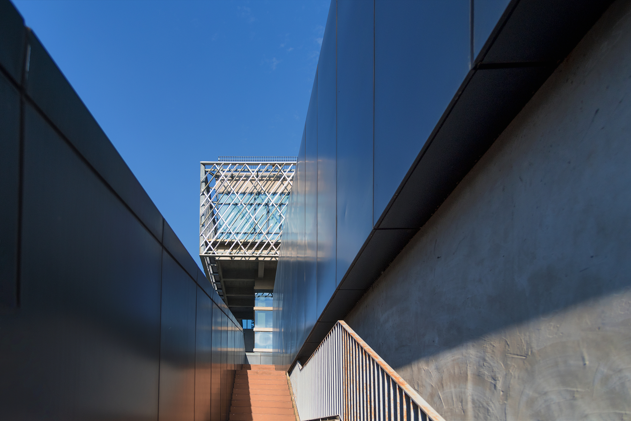 以宁波新华书店建筑设计为主题以天一生水、伏海宁波为概念以 书籍是人类进步的阶梯声音是人们沟通的桥梁知识让人类插上梦想的翅膀为理念写一篇300字的设计说明