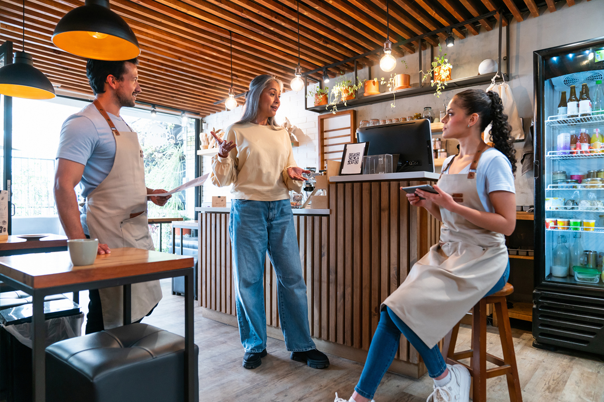 健身房、上班、学生：在咖啡店学习喝咖啡的完美场景