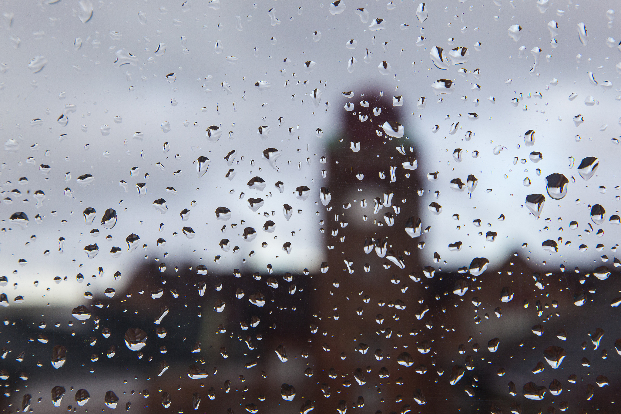 雨点落在窗玻璃上：300字描绘窗边雨景与感悟
