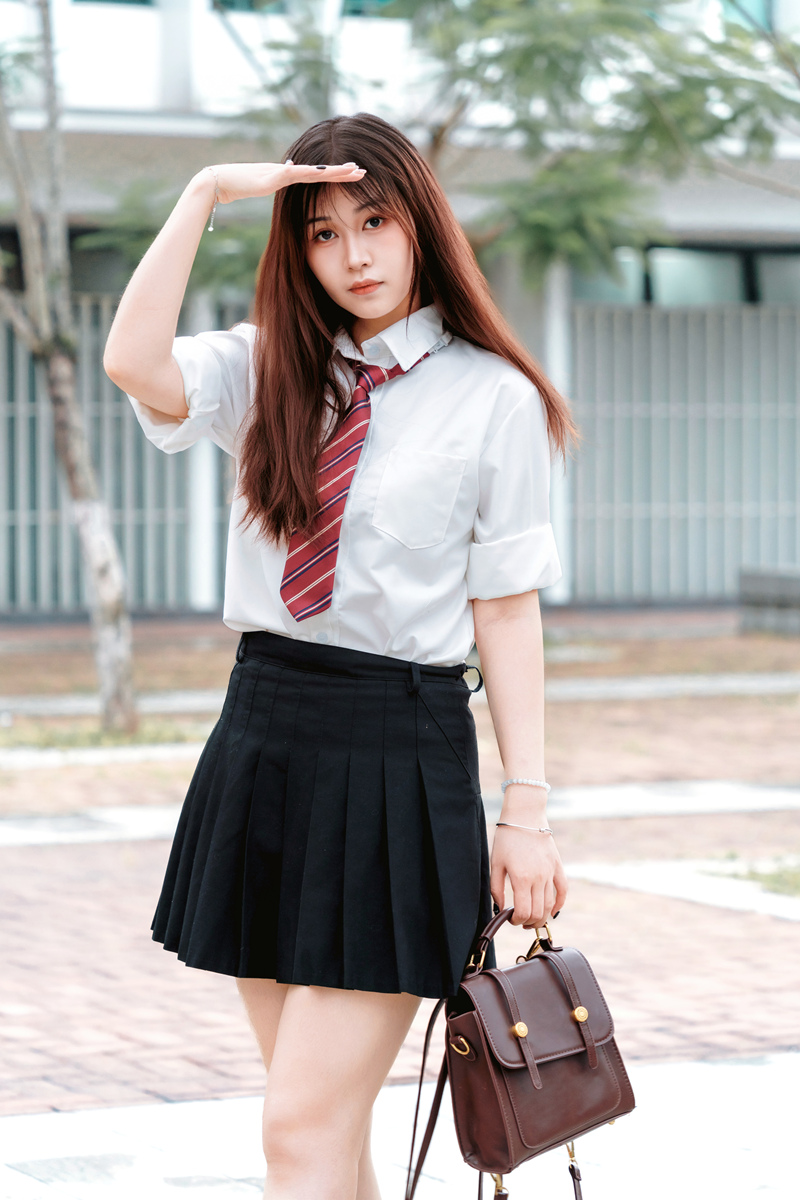 JK制服女生校园风采：清纯可爱，优雅自信