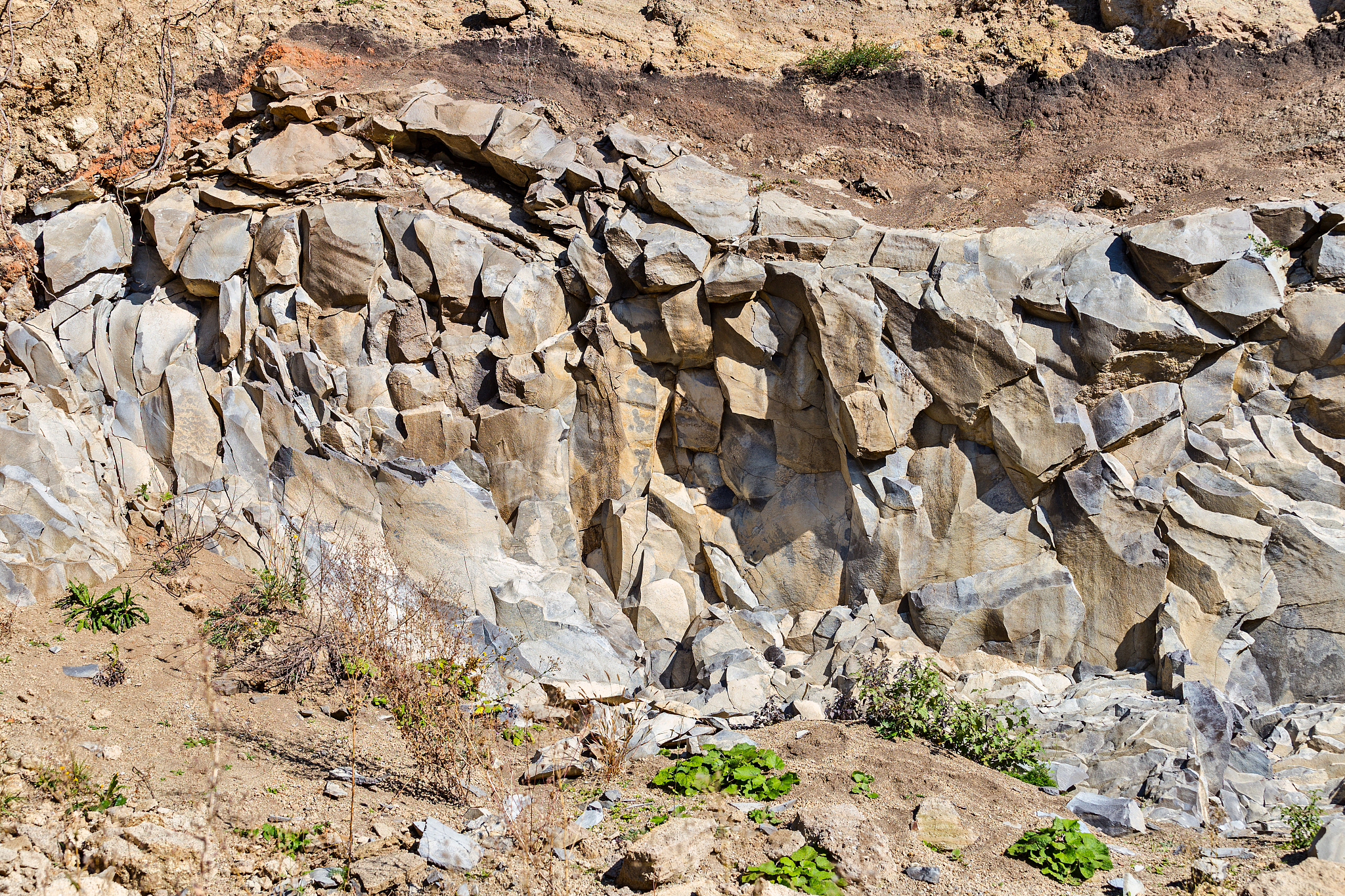 重新梳理这段话的结构：针对采场开采诱发上盘紧邻断层破碎带滑移的特点开展了平行四边形采场围岩剥落过程、破坏机制及起裂条件的物理模型试验研究。通过高速摄影机、分布式光纤传感、声发射系统和VIC-2D平面应变测量技术监测采场周边围压的力学响应。多种监测手段捕获的围压剥落破坏瞬时过程中变形、声发射信号、裂纹扩展等信息为研究断层对采场开挖的采动作用的影响提供支撑。通过改变开挖的次数、断层的倾角、断层的厚度、