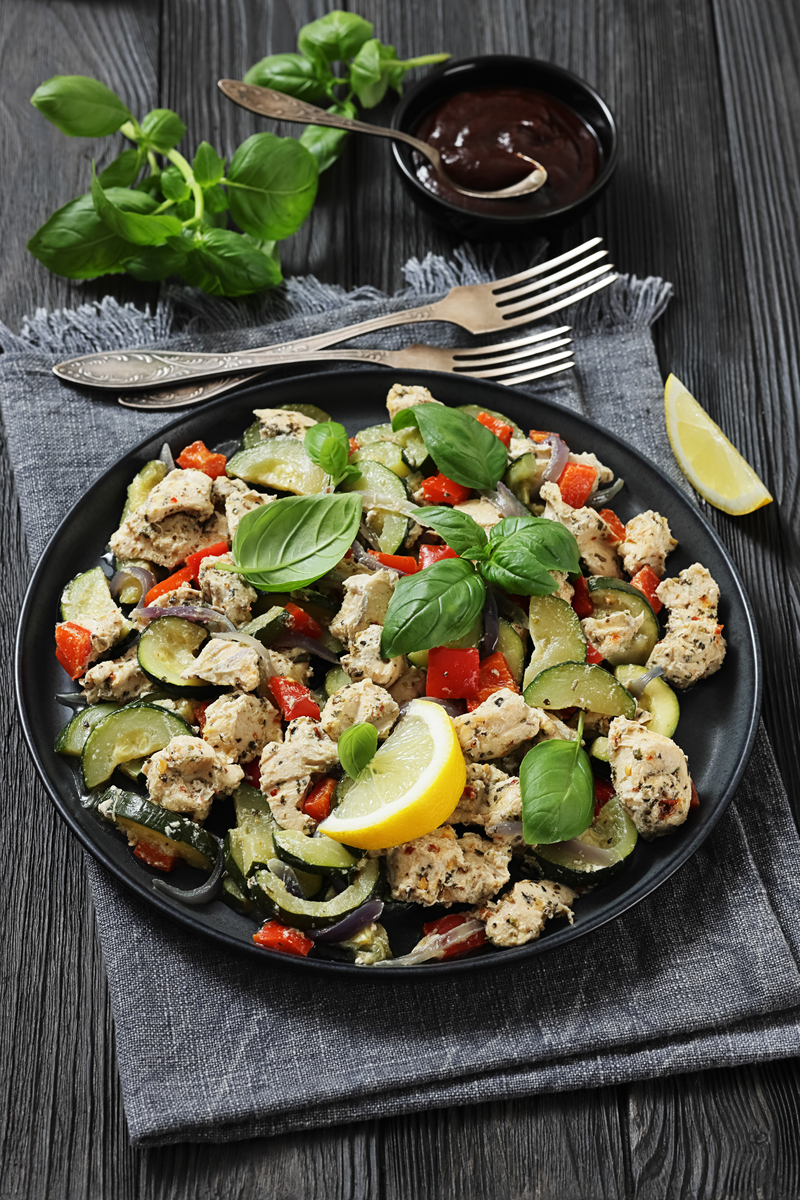 香煎黑椒鸡胸沙拉：健康美味，外酥里嫩！