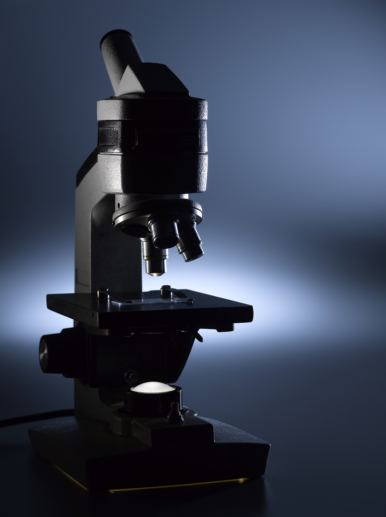 激光器结构紧凑体积小的话有什么优点？用英文写一段话