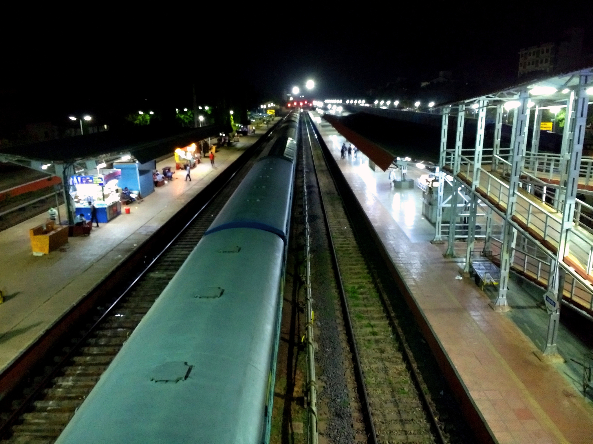 对于市区内重点站点需要在凌晨2点断站并要在早上7点前开通工作量大时间紧还需保证服务质量。写个方案