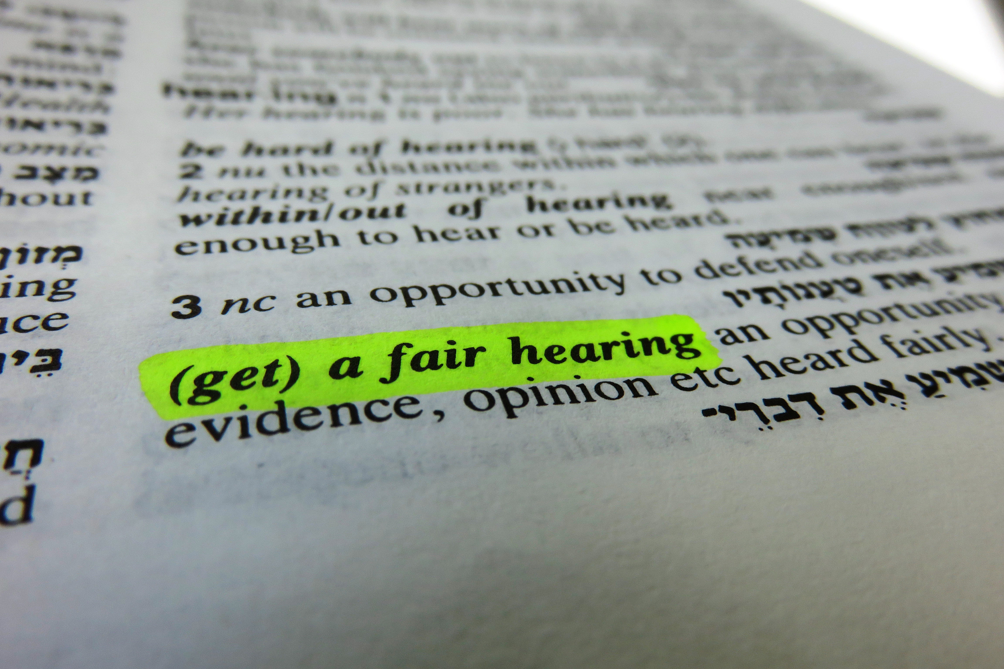 这句英文有没有语法错误：duo is eating sandwinch at the cafe now