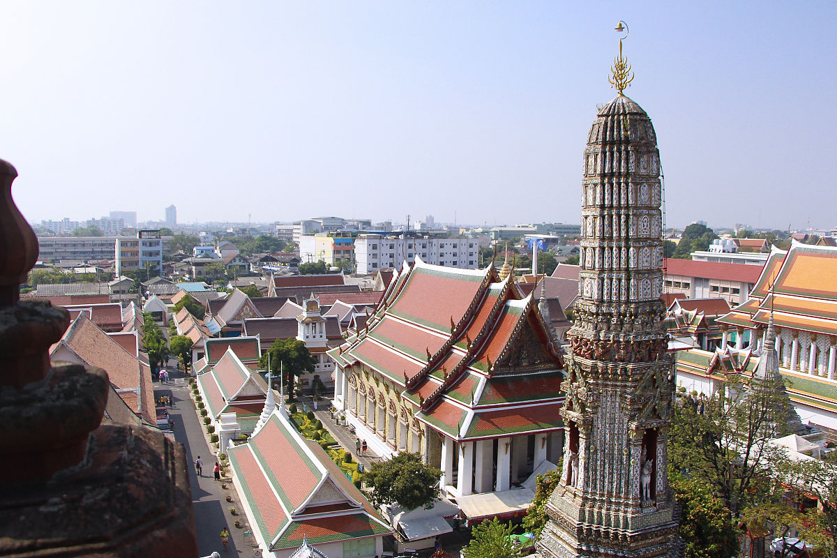 此外民族地区也是宗教文化复杂的地区数千年历史文化积淀下来的各类宗教有其弘扬民族文化、保持社会稳定的积极一面。但若不能正确对待和创新那么在经济社会发展落后的地区宗教文化中的一些不合理因素也会成为消极因素。当前两方面影响值得重视一是宗教文化中与先进生产力及其所代表的先进文化之间不相容的落后意识会影响到民族地区的经济发展和社会进步。二是由于存在语言、文化、宗教差异等原因民族关系容易受到国际因素的影响特别